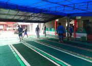 Santri Pondok Pesantren At-Taubah Lapas Sampit Kanwil Kemenkumham Kalteng, Gotong Royong Pasang Tenda untuk Sholat Jumat