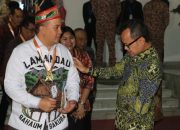 Kemeja Unik Bupati Lamandau Tarik Perhatian Wamendagri