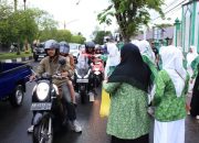 Fatayat NU Kalteng Bagikan Ratusan Takjil untuk Warga Masyarakat di Palangka Raya
