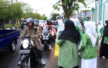 Fatayat NU Kalteng Bagikan Ratusan Takjil untuk Warga Masyarakat di Palangka Raya