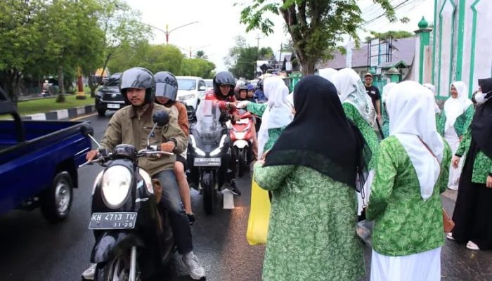Fatayat NU Kalteng Bagikan Ratusan Takjil untuk Warga Masyarakat di Palangka Raya