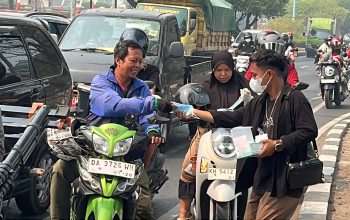 BEMKA Kalteng Bagikan Masker Gratis di Tengah Kabut Asap Karhutla
