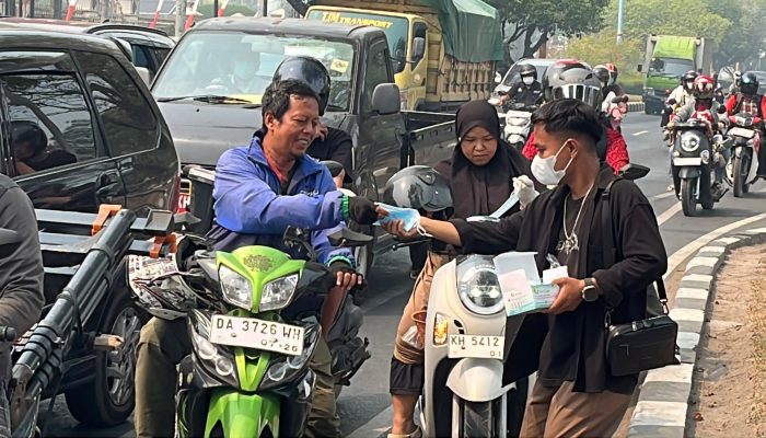 BEMKA Kalteng Bagikan Masker Gratis di Tengah Kabut Asap Karhutla