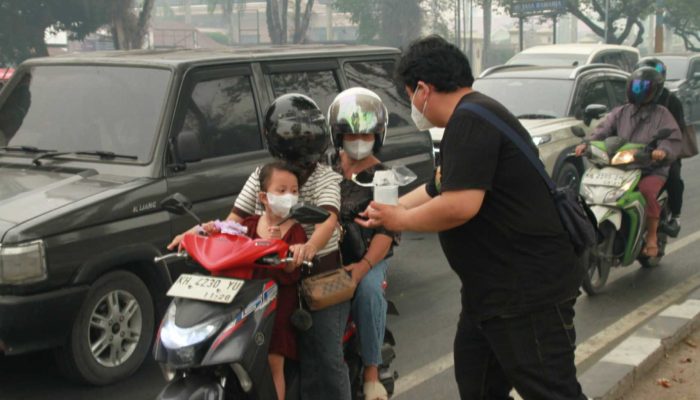 BEMKA Bagikan 3.000 Masker di Tengah Kabut Asap Karhutla Kalteng